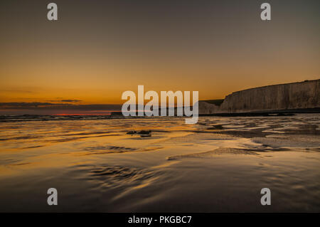 Birling Gap, Eastbourne, East Sussex, Regno Unito. 13 settembre 2018.. Crepuscolo sul mare, sabbia e scogliere di gesso delle sette Sorelle. Foto Stock