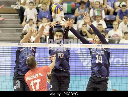 Varna, Bulgaria. Xiii Sep, 2018. Da sinistra Nikolay PENCHEV (Bulgaria), Ali SHAFEI (Iran), Mohammadjavad MANAVINEZHAD (Iran), .FIVB Pallavolo uomini del Campionato del Mondo 2018, pool D, Bulgaria vs Iran. Palazzo della Cultura e dello Sport, Varna/Bulgaria, .le squadre della Finlandia, Cuba, Puerto Rico, Polonia, Iran e co-host La Bulgaria sta giocando in pool D nel turno preliminare. Credito: Wolfgang Fehrmann/ZUMA filo/Alamy Live News Foto Stock