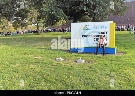 Cleveland, Ohio, USA. Il 13 settembre 2018. Un uomo attende al di fuori dell'Oriente Centro Professionale in Cleveland Ohio in attesa per porte da aprire per il presidente Obama il moncone di supporto di Ohio candidato gubernatorial Richard Cordray. Credito: Mark Kanning/Alamy Live News. Foto Stock