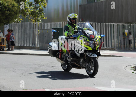 Ejea de los Caballeros, Spagna. Xiii Sep, 2018. Un poliziotto spagnolo in sella a una motocicletta alla Vuelta de Espana start, fase 18. Isacco Coccato/Alamy Live News Foto Stock