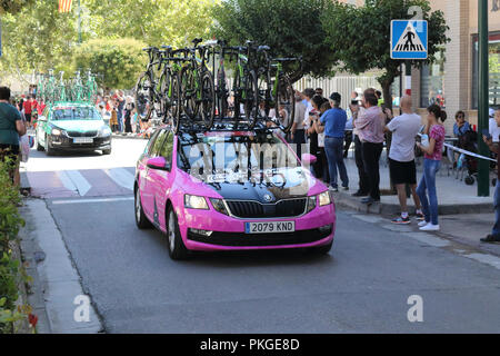 Ejea de los Caballeros, Spagna. Xiii Sep, 2018. Il team di EF Education FIRST - DRAPAC P/B CANNONDALE team cars muovendo sulla strada dell'inizio della Vuelta in una parata. Isacco Coccato/Alamy Live News Foto Stock