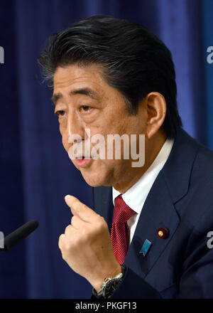 Tokyo, Giappone. Xiv Sep, 2018. Shinzo Abe, laccati. primo ministro e presidente della sentenza Partito liberale democratico, definisce la sua politica nel corso di un dibattito al Giappone National Press Club a Tokyo il venerdì 14 settembre, 2018. Abe assume ex partito di governo Segretario generale Shigeru Ishiba nella corsa per la presidenza di partito slated per settembre 20. Credito: Natsuki Sakai/AFLO/Alamy Live News Foto Stock