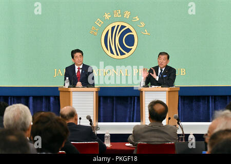 Tokyo, Giappone. Xiv Sep, 2018. Due candidati per il Partito liberale democratico elezione presidenziale incontrare faccia a faccia per la prima volta in un dibattito politico presso il Japan National Press Club a Tokyo il venerdì 14 settembre, 2018. Laccati. Il Primo Ministro Shinzo Abe, sinistra, assume ex partito di governo Segretario generale Shigeru Ishiba in gara fissato per settembre 20. Credito: Natsuki Sakai/AFLO/Alamy Live News Foto Stock