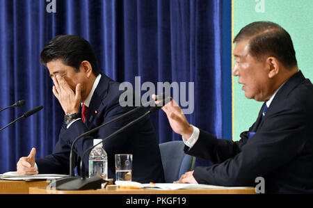 Tokyo, Giappone. Xiv Sep, 2018. Due candidati per il Partito liberale democratico elezione presidenziale incontrare faccia a faccia per la prima volta in un dibattito politico presso il Japan National Press Club a Tokyo il venerdì 14 settembre, 2018. Laccati. Il Primo Ministro Shinzo Abe, sinistra, assume ex partito di governo Segretario generale Shigeru Ishiba in gara fissato per settembre 20. Credito: Natsuki Sakai/AFLO/Alamy Live News Foto Stock