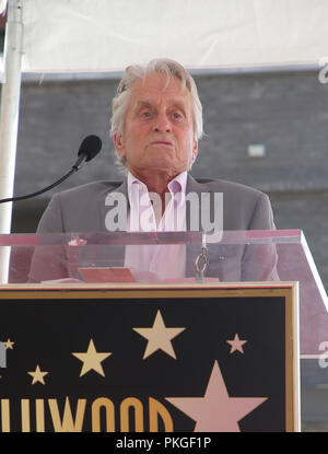 Los Angeles, Ca, Stati Uniti d'America. Xiii Sep, 2018. Michael Douglas, a Hollywood Walk of Fame Cerimonia in onore di Eric McCormack a Los Angeles, la California il 13 settembre 2018. Credito: Faye Sadou/media/punzone Alamy Live News Foto Stock