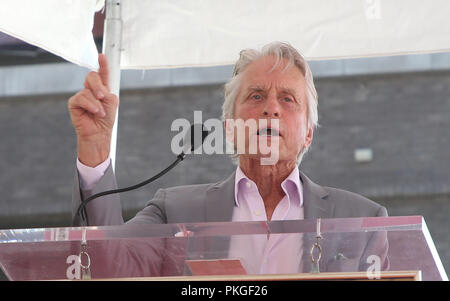Los Angeles, Ca, Stati Uniti d'America. Xiii Sep, 2018. Michael Douglas, a Hollywood Walk of Fame Cerimonia in onore di Eric McCormack a Los Angeles, la California il 13 settembre 2018. Credito: Faye Sadou/media/punzone Alamy Live News Foto Stock
