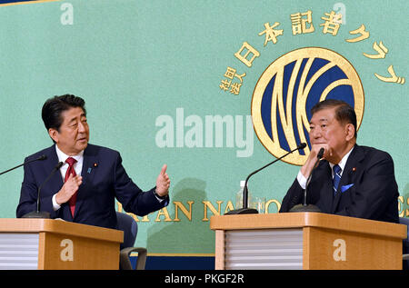 Tokyo, Giappone. Xiv Sep, 2018. Due candidati per il Partito liberale democratico elezione presidenziale incontrare faccia a faccia per la prima volta in un dibattito politico presso il Japan National Press Club a Tokyo il venerdì 14 settembre, 2018. Laccati. Il Primo Ministro Shinzo Abe, sinistra, assume ex partito di governo Segretario generale Shigeru Ishiba in gara fissato per settembre 20. Credito: Natsuki Sakai/AFLO/Alamy Live News Foto Stock