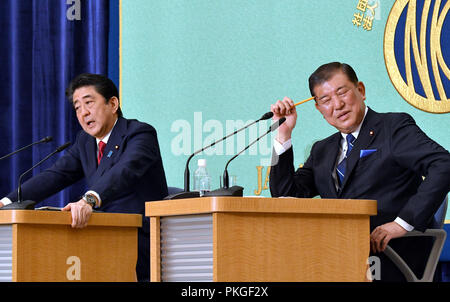 Tokyo, Giappone. Xiv Sep, 2018. Due candidati per il Partito liberale democratico elezione presidenziale incontrare faccia a faccia per la prima volta in un dibattito politico presso il Japan National Press Club a Tokyo il venerdì 14 settembre, 2018. Laccati. Il Primo Ministro Shinzo Abe, sinistra, assume ex partito di governo Segretario generale Shigeru Ishiba in gara fissato per settembre 20. Credito: Natsuki Sakai/AFLO/Alamy Live News Foto Stock