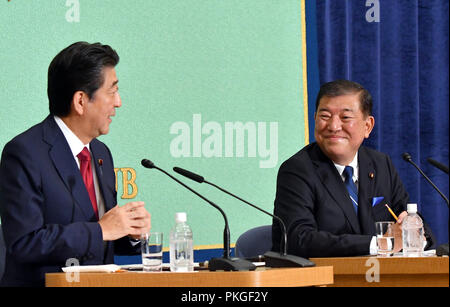 Tokyo, Giappone. Xiv Sep, 2018. Due candidati per il Partito liberale democratico elezione presidenziale incontrare faccia a faccia per la prima volta in un dibattito politico presso il Japan National Press Club a Tokyo il venerdì 14 settembre, 2018. Laccati. Il Primo Ministro Shinzo Abe, sinistra, assume ex partito di governo Segretario generale Shigeru Ishiba in gara fissato per settembre 20. Credito: Natsuki Sakai/AFLO/Alamy Live News Foto Stock