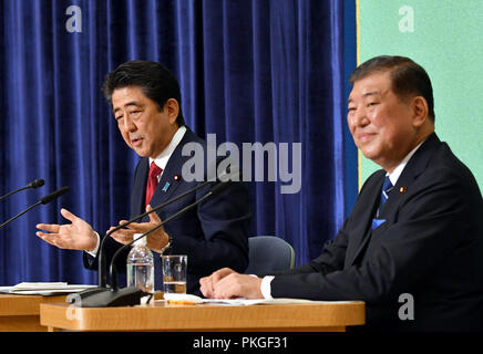 Tokyo, Giappone. Xiv Sep, 2018. Due candidati per il Partito liberale democratico elezione presidenziale incontrare faccia a faccia per la prima volta in un dibattito politico presso il Japan National Press Club a Tokyo il venerdì 14 settembre, 2018. Laccati. Il Primo Ministro Shinzo Abe, sinistra, assume ex partito di governo Segretario generale Shigeru Ishiba in gara fissato per settembre 20. Credito: Natsuki Sakai/AFLO/Alamy Live News Foto Stock