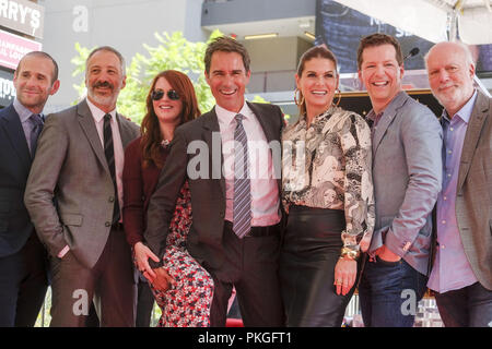 Los Angeles, California, USA. Xiii Sep, 2018. Attore Eric McCormack pone con il cast dal programma televisivo "Will & Grace' così come Max Mutchnick (L) e della NBC Bob Greenblatt (2ndL) come essi partecipano McCormack della cerimonia a stella sulla Hollywood Walk of Fame Star dove lei era il destinatario del 2,644th della stella sulla Hollywood Walk of Fame nella categoria di televisione su Settembre 13, 2018 a Los Angeles. Credito: Ringo Chiu/ZUMA filo/Alamy Live News Foto Stock