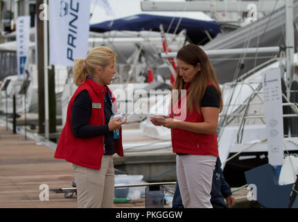 Southampton, Regno Unito, 14 settembre 2018, Southampton Boat show prende il via come la sua celebra il cinquantesimo anno. La Gran Bretagna è il più grande e il miglior festival di canottaggio, vetrine di barche e prodotti da oltre 600 marino globale marchi tra cui grandi yacht di lusso da Sunseeker & Princess. La mattina presto persone Preparare e pulire le barche di pronto della mostra. Credito: Keith Larby/Alamy Live News Foto Stock