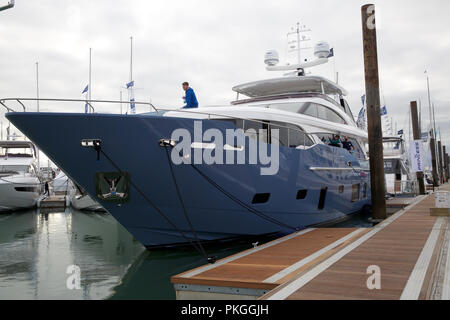 Southampton, Regno Unito, 14 settembre 2018, Southampton Boat show prende il via come la sua celebra il cinquantesimo anno. La Gran Bretagna è il più grande e il miglior festival di canottaggio, vetrine di barche e prodotti da oltre 600 marino globale marchi tra cui grandi yacht di lusso da Sunseeker & Princess. La mattina presto persone Preparare e pulire le barche di pronto della mostra. Credito: Keith Larby/Alamy Live News Foto Stock