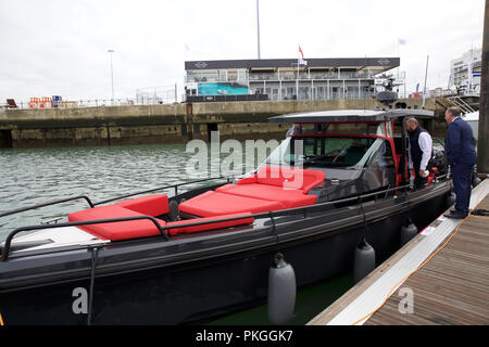 Southampton, Regno Unito, 14 settembre 2018, Southampton Boat show prende il via come la sua celebra il cinquantesimo anno. La Gran Bretagna è il più grande e il miglior festival di canottaggio, vetrine di barche e prodotti da oltre 600 marino globale marchi tra cui grandi yacht di lusso da Sunseeker & Princess. La mattina presto persone Preparare e pulire le barche di pronto della mostra. Credito: Keith Larby/Alamy Live News Foto Stock