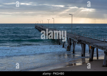 L'iconico Port Noarlunga Jetty con raggi di sole sopra in Sud Australia il 12 settembre 2018 Foto Stock