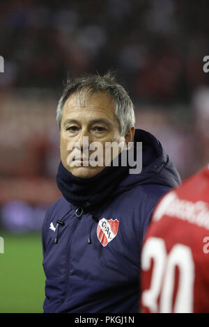 BUENOS AIRES, Argentina - 10 settembre 2018: Ariel Holan (DT independiente) guardando al suo team di giocatori prima del giro di penalità contro marrone in Bue Foto Stock