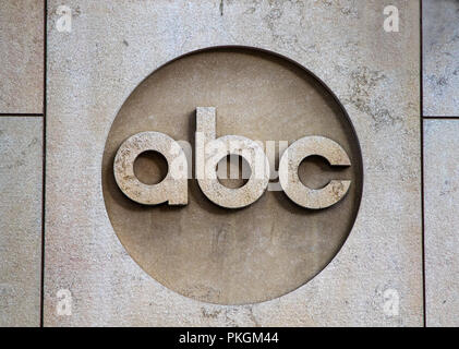 New York, 30 agosto 2016: la società ABC logo sul ABC edificio per uffici a Manhattan. Foto Stock