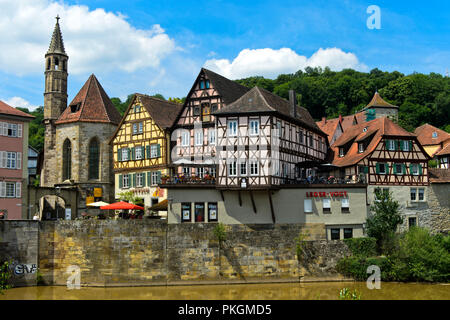 Chiesa Johanniterkirche storico e semi-case con travi di legno nel quartiere della città vecchia Im Weiler, Schwäbisch Hall, Germania Foto Stock