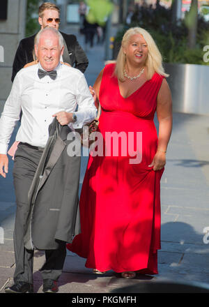 Edimburgo, 26 maggio 2017. Gli ospiti arrivano per il Sir Tom Hunter Foundation cena dove ex presidente Barak Obama parla come oratore ospite. Foto Stock