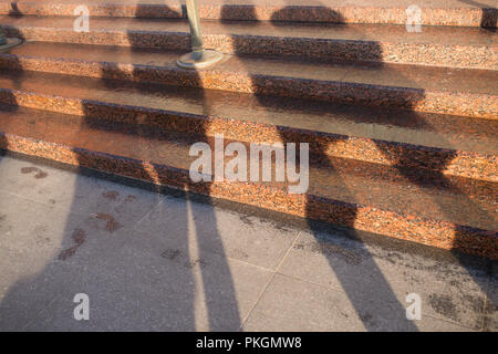 Ombra sul marciapiede. Street photography. Foto Stock