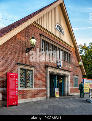 Berlin-Dahlem. Oskar-Helene-Heim U-Bahn metropolitana stazione ferroviaria sulla U 3 linea. Antico edificio storico esterno & facciata. Parte di Berlino com LPP Foto Stock