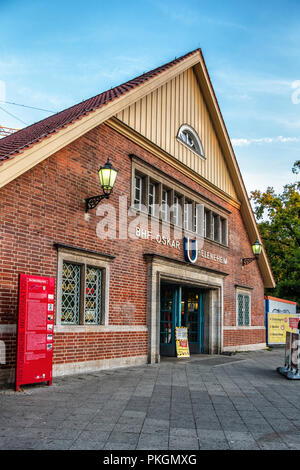 Berlin-Dahlem. Oskar-Helene-Heim U-Bahn metropolitana stazione ferroviaria sulla U 3 linea. Antico edificio storico esterno & facciata. Foto Stock