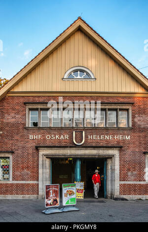 Berlin-Dahlem. Oskar-Helene-Heim U-Bahn metropolitana stazione ferroviaria sulla U 3 linea. Antico edificio storico esterno & facciata. Parte di Berlino com LPP Foto Stock