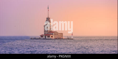 Maiden's Tower (noto anche come Leander's Tower o Kiz Kulesi) a Istanbul sul Bosforo al tramonto , Turchia Foto Stock