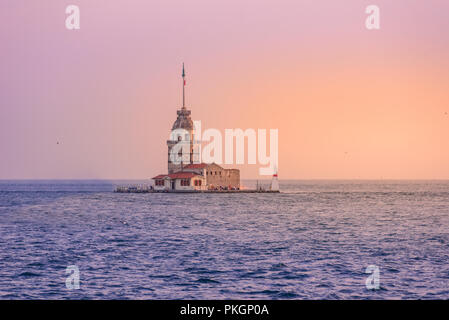 Maiden's Tower (noto anche come Leander's Tower o Kiz Kulesi) a Istanbul sul Bosforo al tramonto , Turchia Foto Stock