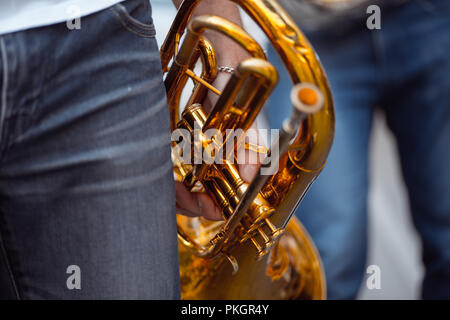 Musicista s contenente una tromba dopo il gioco con il fuoco selettivo Foto Stock