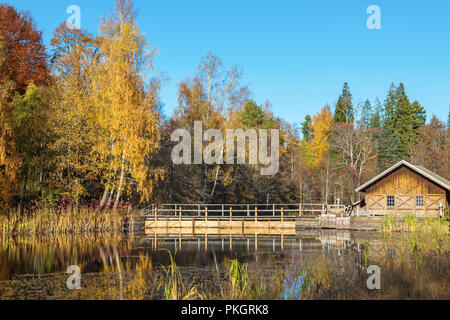 Il lago con una diga nel paesaggio autunnale Foto Stock