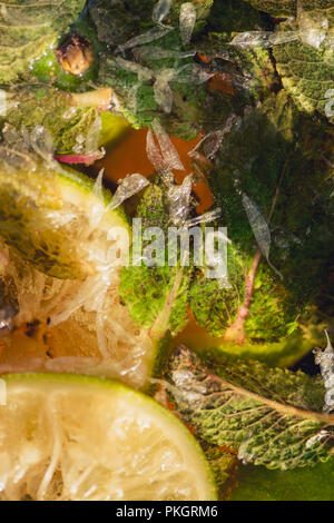 Gassata acqua di soda o di succo di lime e menta in una caraffa di vetro. Macro closeup Foto Stock