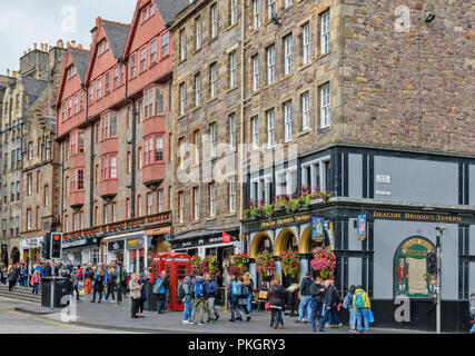 Edimburgo SCOZIA PRATO CASE DI MERCATO E Deacon Brodies Tavern Bank Street Foto Stock