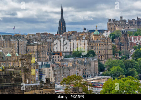 Edimburgo Scozia guardando attraverso i ponti verso il castello Foto Stock