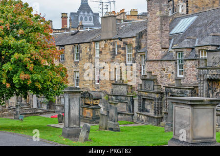 Edimburgo in Scozia il cimitero o KIRKYARD DI Greyfriars Kirk con la traversina in un rosso SACCO A PELO Foto Stock