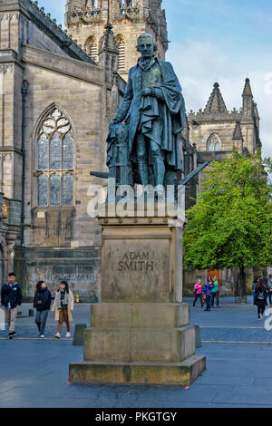 Edimburgo in Scozia la statua di Adam Smith al di fuori la CATTEDRALE DI ST GILES Foto Stock
