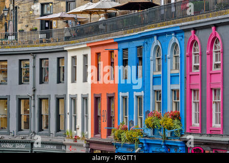 Edimburgo Scozia Victoria Terrace sopra e i negozi colorati IN SEGUITO IN VICTORIA STREET Foto Stock