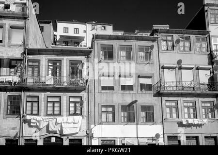 In bianco e nero il vecchio porto architettura (usate il filtro a raggi infrarossi) Foto Stock