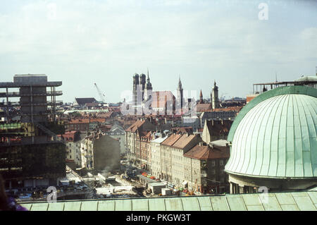 Lo Skyline di Monaco di Baviera come visto dal tetto del Deutsches Museum nel 1979. Il sito di costruzione sulla sinistra è quello del nuovo Ufficio europeo dei brevetti (EPO) su Kohlstrasse. Archivio originale immagine presa nel 1979. Foto Stock