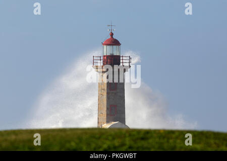 Il vecchio faro Felgueiras dal fiume Douro bocca come visto dalla riva, Porto, Portogallo. Foto Stock