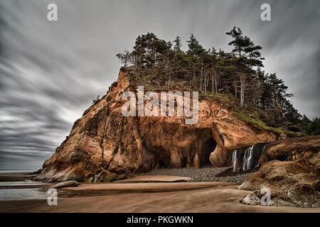 Abbraccio Point State Park, Oregon e cascata venuta fuori della sporgenza Foto Stock