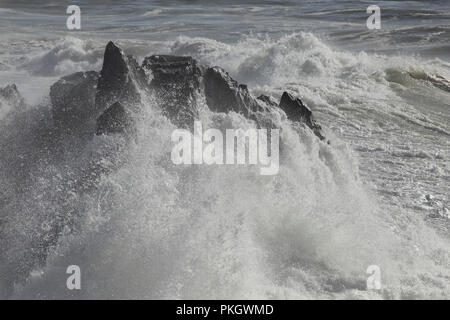 Sao Paio piccolo capo dopo aver duramente colpiti dalle onde tempestose. A nord della costa portoghese durante l'inverno. Foto Stock