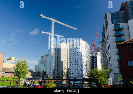 Lo skyline di Birmingham visto dal canal dalla cassetta postale con importanti progetti di costruzione in luogo Foto Stock