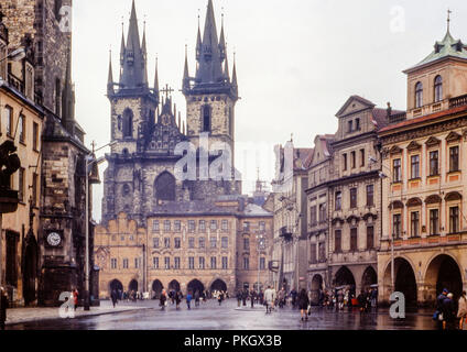 La chiesa di Nostra Signora di Týn e il Vecchio Municipio, sulla Piazza della Città Vecchia di Praga prese in aprile 1973 nella ex Cecoslovacchia. Archivio originale dell'immagine. Foto Stock