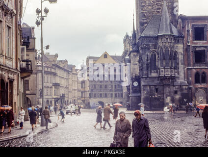 Municipio della Città Vecchia, sulla Piazza della Città Vecchia di Praga prese in aprile 1973 nella ex Cecoslovacchia. Archivio originale dell'immagine. Foto Stock