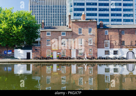 Il rubinetto e Spile public house accanto al canale in Gas Street Basin, Birmingham Foto Stock