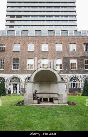 Stuart Williamson la statua in bronzo di John Keats seduto in un vecchio ponte di Londra alcova a Guy's Hospital, grande labirinto Pond, London, SE1, Regno Unito Foto Stock