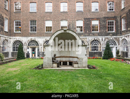 Statua di bronzo di Stuart Williamson di John Keats seduta in una vecchia alcova London Bridge al Guy's Hospital, Great Maze Pond, Londra, SE1, Inghilterra, REGNO UNITO Foto Stock