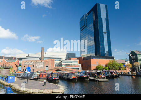 Strette colorate barche ormeggiate in Regency Wharf in Gas Street Basin, Birmingham in bright sole autunnale Foto Stock