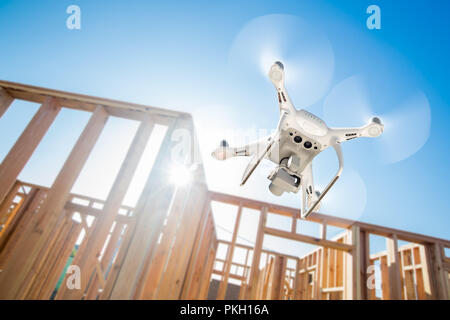 Drone Quadcopter battenti e ispezione Sito in costruzione. Foto Stock